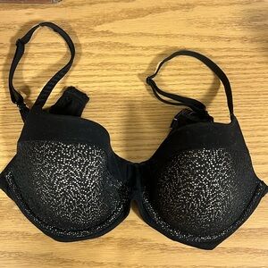 Black victoria’s secret bra size 34DD (fits a 32DDD)